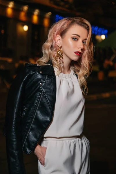 Luxe mooie blonde vrouw met krullend haar en avond make-up — Stockfoto