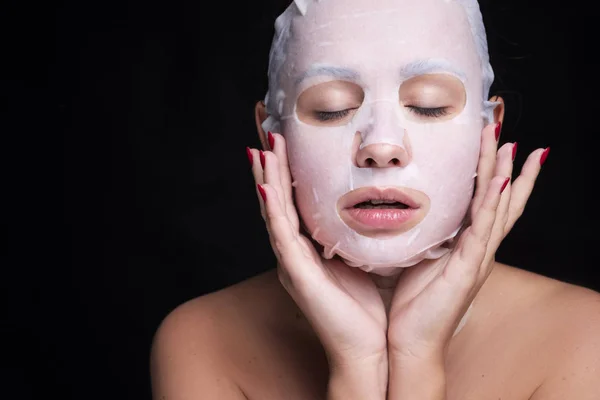 Güzel genç Avrupalı kadın yüzüne kilden maske takıyor. Beau. — Stok fotoğraf