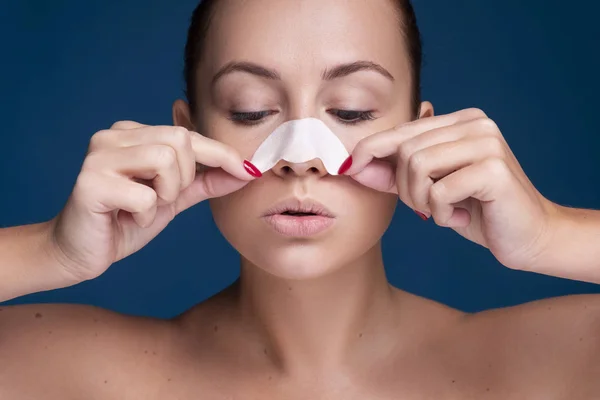 Morena mujer caucásica deshacerse de los puntos negros en su nariz usin — Foto de Stock