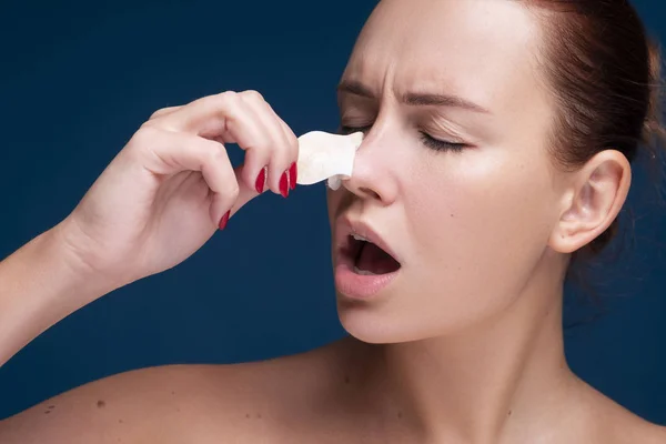 Morena mulher caucasiana se livrar de pontos pretos em seu nariz usin — Fotografia de Stock