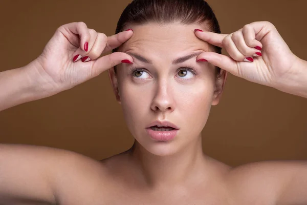 Brunette caucasian woman squeeze acne. Close up portrait of face — Stock Photo, Image