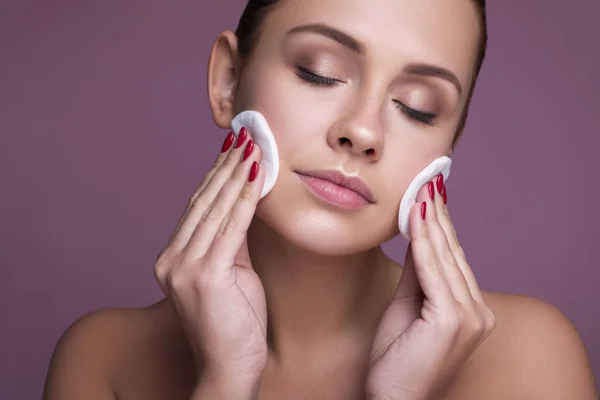 Brünette Kaukasierin zieht Make-up mit Schwamm aus. Makellos — Stockfoto