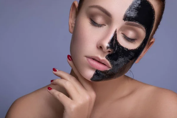 아름다운 유럽 여성 이 얼굴에 찰흙 마스크를 쓰고 있습니다. 보루 — 스톡 사진