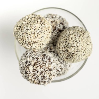 Çeşit çeşit çiğ organik tatlılar kakao çikolatalı ve ses