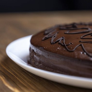 Ev yapımı vejetaryen organik kek. Badem unu ve kakao çikolatası.