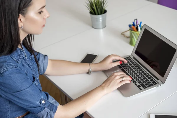 Woman at work or study in office. She do business using her lapt — Stock Photo, Image