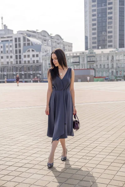 Mujer elegante en vestido de noche en un paseo por las calles europeas. Su —  Fotos de Stock