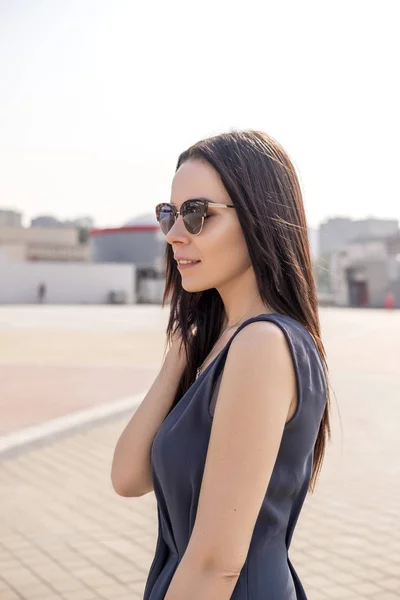 Elegante Frau im Abendkleid bei einem Spaziergang durch die europäischen Straßen. su — Stockfoto