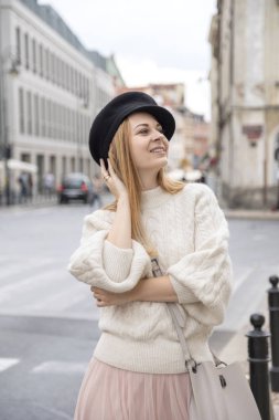 Avrupa caddesinde yürüyen sevimli, neşeli, beyaz bir kadın. O biz