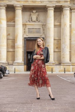 Avrupa caddesinde yürüyen sevimli, neşeli, beyaz bir kadın. O biz