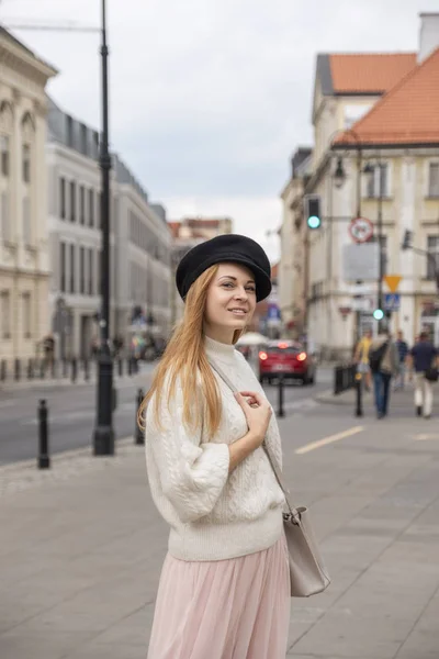 Linda mujer caucásica alegre caminando por la calle europea. Ella... —  Fotos de Stock