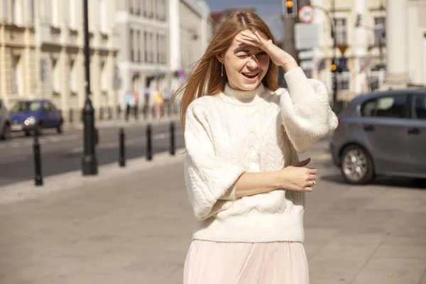 Cute cheerful caucasian woman walking on european street. She we — Stockfoto