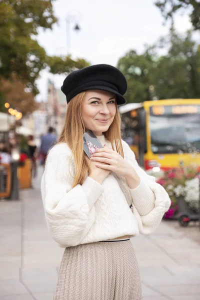 Linda mujer caucásica alegre caminando por la calle europea. Ella... —  Fotos de Stock