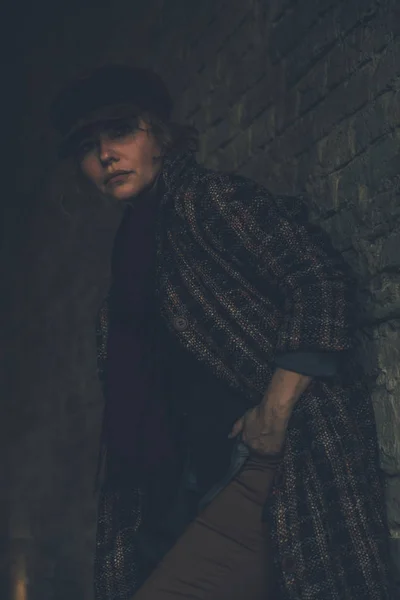 Anciana mujer caucásica adulta en un paseo por la calle europea. Otoño —  Fotos de Stock
