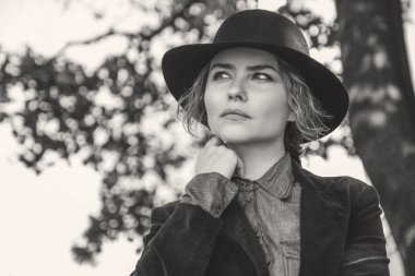 Yaşlı, beyaz bir kadın Avrupa caddesinde yürüyüş yapıyor. Sonbahar