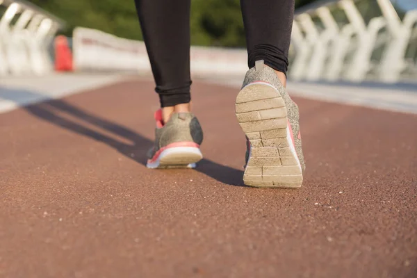 Schlank fit kaukasische brünette Frau im Freien Sport treiben ou — Stockfoto