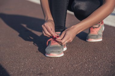 Beyaz tenli, açık havada spor yapan esmer bir kadın.