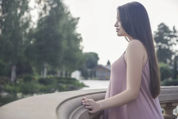 Sexy brunette zwangere vrouw in het park. Zomerdag, zonsondergang — Stockfoto