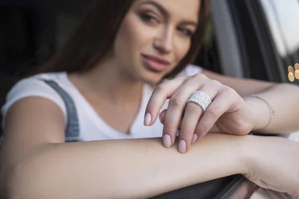 Sexy morena embarazada conducir un coche. Día de verano, puesta del sol — Foto de Stock