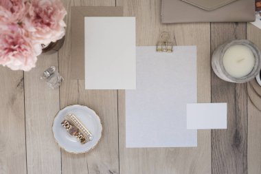Nesne görüntüyü taklit ediyor. Süslü modern yatırımcı beyaz kağıt.