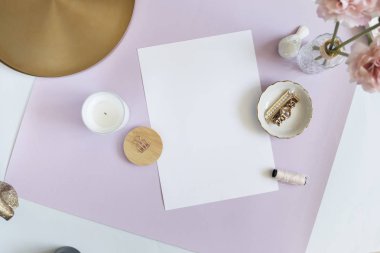 Nesne görüntüyü taklit ediyor. Süslü modern yatırımcı beyaz kağıt.