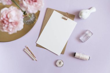 Nesne görüntüyü taklit ediyor. Süslü modern yatırımcı beyaz kağıt.