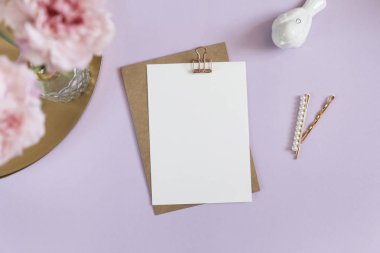 Nesne görüntüyü taklit ediyor. Süslü modern yatırımcı beyaz kağıt.