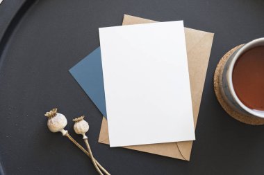 Nesne görüntüyü taklit ediyor. Süslü modern yatırımcı beyaz kağıt.