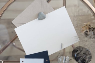 Nesne görüntüyü taklit ediyor. Süslü modern yatırımcı beyaz kağıt.