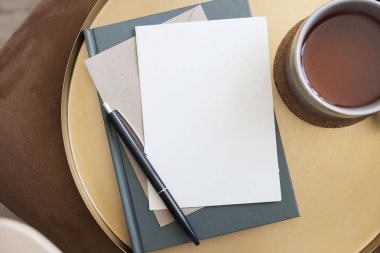 Nesne görüntüyü taklit ediyor. Süslü modern yatırımcı beyaz kağıt.