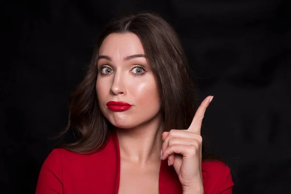 Emotionales Kopfschuss Porträt Einer Brünetten Kaukasischen Frau Rotem Kleid Und — Stockfoto