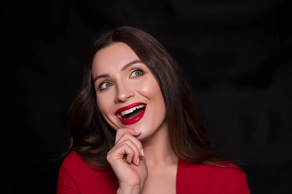 Portrait Émotionnel Une Femme Caucasienne Brune Robe Rouge Aux Lèvres — Photo