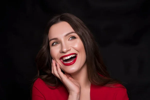 Portrait Émotionnel Une Femme Caucasienne Brune Robe Rouge Aux Lèvres — Photo