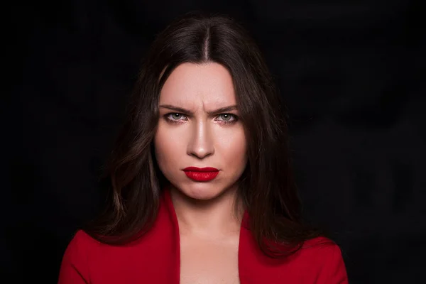 Emocjonalny Portret Kobiety Rasy Białej Czerwonej Sukience Czerwonymi Ustami Czarnym — Zdjęcie stockowe