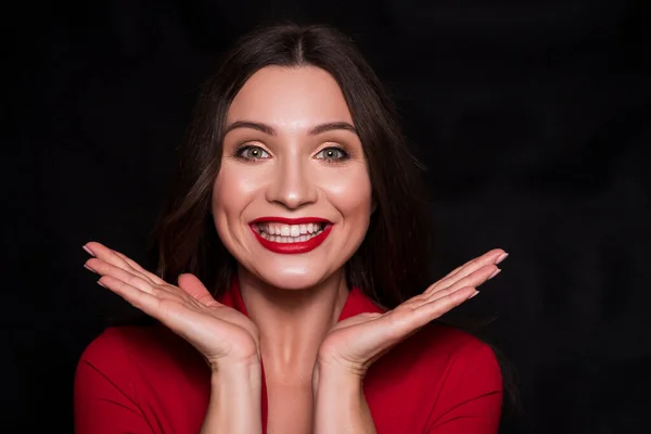 Retrato Tiro Cabeça Emocional Uma Mulher Morena Caucasiana Vestido Vermelho — Fotografia de Stock