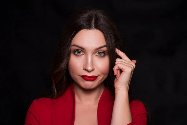 Emocional Retrato Una Mujer Caucásica Morena Vestido Rojo Con Labios — Foto de Stock