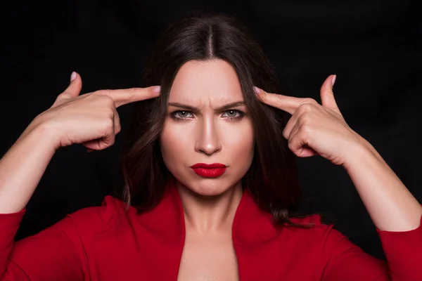 Retrato Tiro Cabeça Emocional Uma Mulher Morena Caucasiana Vestido Vermelho — Fotografia de Stock