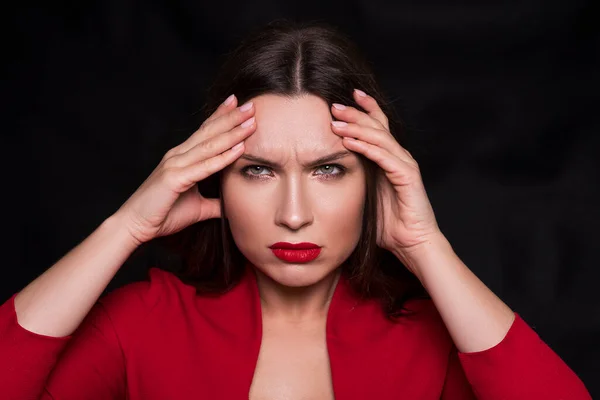 Emotionales Kopfschuss Porträt Einer Brünetten Kaukasischen Frau Rotem Kleid Und — Stockfoto