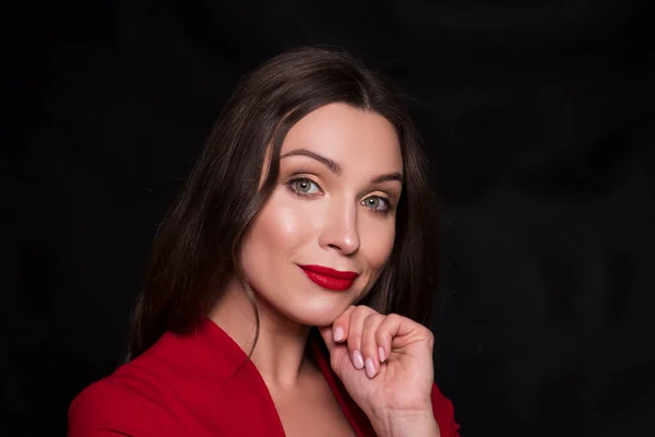 Emocional Retrato Una Mujer Caucásica Morena Vestido Rojo Con Labios — Foto de Stock