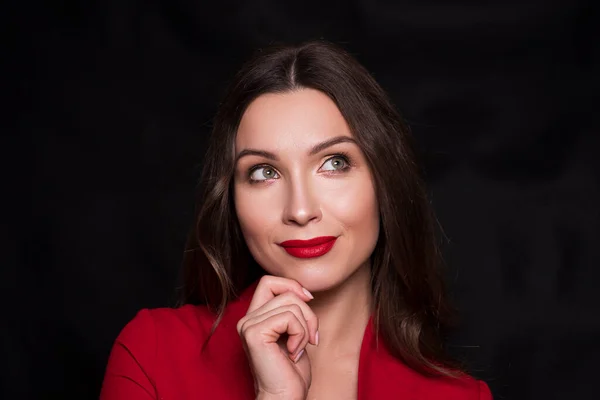 Emocional Retrato Una Mujer Caucásica Morena Vestido Rojo Con Labios — Foto de Stock