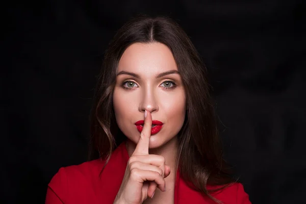 Emocional Retrato Una Mujer Caucásica Morena Vestido Rojo Con Labios —  Fotos de Stock