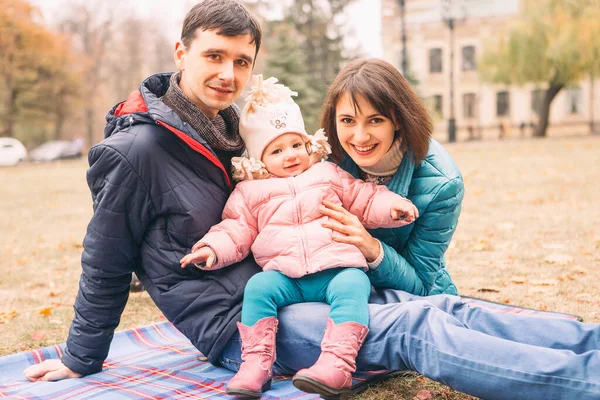 Familia Casual Pareja Con Hija Tiempo Libre Parque Otoño Clima — Foto de Stock