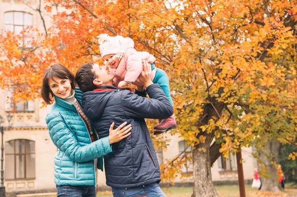 带着女儿的临时家庭夫妇可以在公园里自由自在地生活 秋天多云的天气 树叶飘落 复制空间 — 图库照片