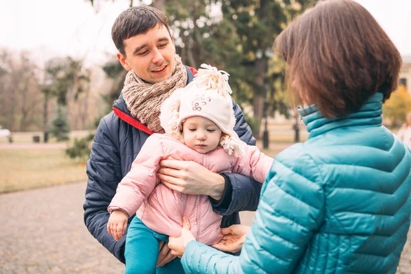 Tillfällig Familj Par Med Dotter Ledig Tid Parken Höstmolnigt Väder — Stockfoto