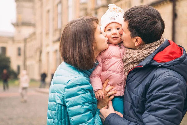 Tillfällig Familj Par Med Dotter Ledig Tid Parken Höstmolnigt Väder — Stockfoto