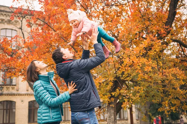 Tillfällig Familj Par Med Dotter Ledig Tid Parken Höstmolnigt Väder — Stockfoto