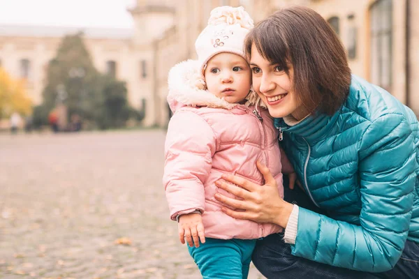 Tillfällig Familj Med Mor Och Dotter Fritid Parken Höstmolnigt Väder — Stockfoto