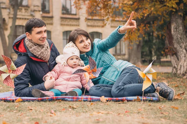 Tillfällig Familj Par Med Dotter Ledig Tid Parken Höstmolnigt Väder — Stockfoto