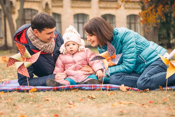 Tillfällig Familj Par Med Dotter Ledig Tid Parken Höstmolnigt Väder — Stockfoto