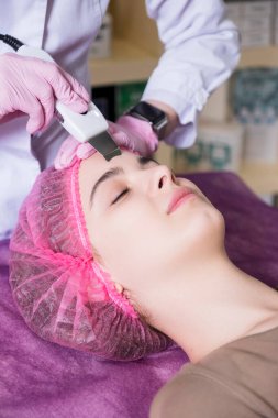 Kozmetik doktoru, klinikteki kadın hastasına ultrason yaptı..